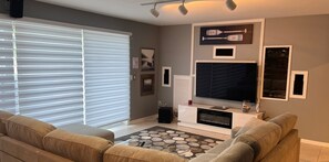Smart TV, fireplace - Luxury Lakefront 6-Bed Home in Norton Shores with Pool, Hot Tub, Video Games (Norton Shores)
