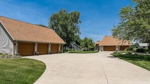 Una calle residencial con casas que tienen tejados a dos aguas y garajes adosados.