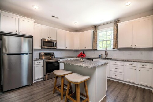  4- Bedroom House Prime Spot in Charlotte, NC...minutes away from Everything!