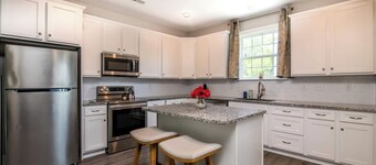  4- Bedroom House Prime Spot in Charlotte, NC...minutes away from Everything!