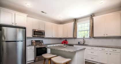 4- Bedroom House Prime Spot in Charlotte, NC...minutes away from Everything!