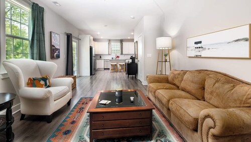  4- Bedroom House Prime Spot in Charlotte, NC...minutes away from Everything!