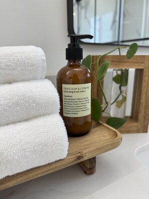 Douche, sèche-cheveux, serviettes fournies, savon