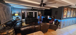 Smart TV, fireplace - Spacious 5-bedroom house in terrific Sturgis 1 miles to main, fitness room, WiFi (Sturgis)