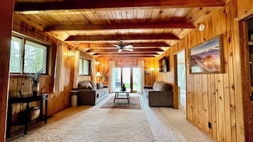 Una Smart TV, una chimenea