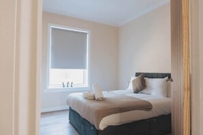 3 bedrooms, iron/ironing board, WiFi, bed sheets - Stylish 3BR Home near Hampden No 264| Free Parking (Glasgow)