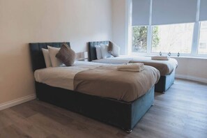 3 habitaciones, tabla de planchar con plancha, wifi y ropa de cama 