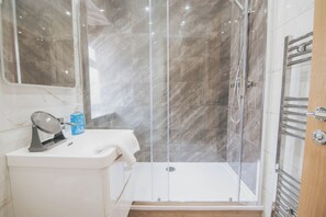 Sèche-cheveux, serviettes fournies, savon, shampoing