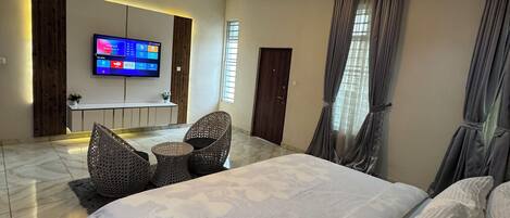 4 bedrooms, iron/ironing board, travel crib, free WiFi