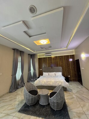 4 bedrooms, iron/ironing board, WiFi