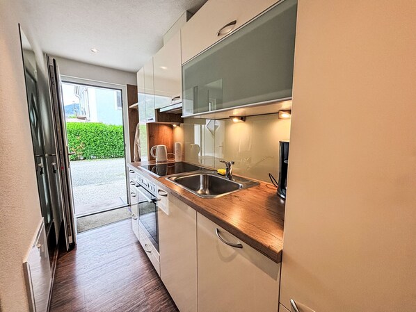 Fridge, oven, dishwasher, cookware/dishes/utensils