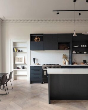 Frigorífico, horno, lavavajillas y cafetera o tetera