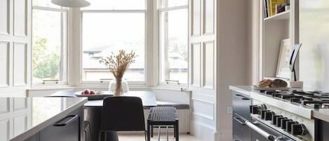 ثلاجة، فرن، غسالة أطباق، ماكينة لصنع القهوة/الشاي