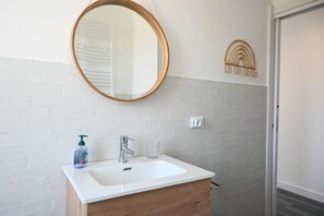 Shower, bidet, towels - SE169 – Senigallia, Three-Room Apartment Facing the Sea with Air Conditioning (Senigallia)