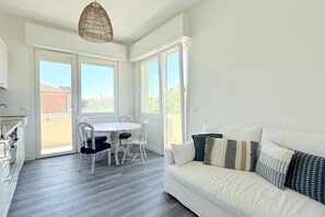 Living area - SE169 – Senigallia, Three-Room Apartment Facing the Sea with Air Conditioning (Senigallia)