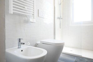 Shower, bidet, towels - SE169 – Senigallia, Three-Room Apartment Facing the Sea with Air Conditioning (Senigallia)