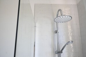 Douche, bidet, serviettes fournies