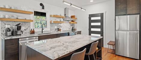 Refrigerador, microondas, horno, placa de cocina