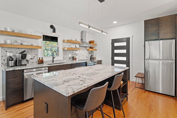 Refrigerador, microondas, horno y parrilla de estufa