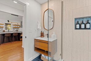 Douche, sèche-cheveux, serviettes fournies, savon