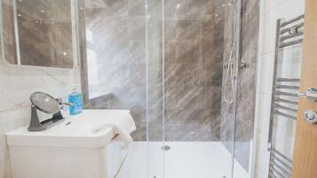 Shower, shampoo