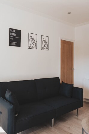 TV - Stylish 3BR Stay by Hampden No 161 | Free Parking (Rutherglen)