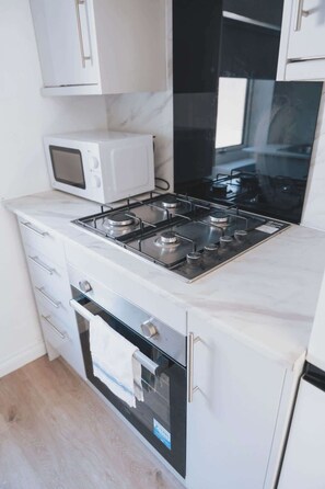 Fridge, microwave, oven, dishwasher - Stylish 3BR Stay by Hampden No 161 | Free Parking (Rutherglen)
