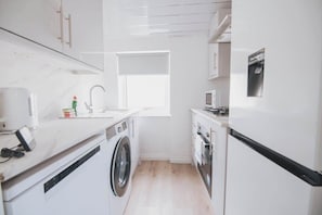 Kühlschrank, Mikrowelle, Ofen, Geschirrspüler