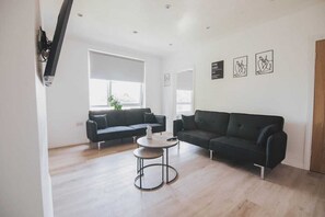 TV - Stylish 3BR Stay by Hampden No 161 | Free Parking (Rutherglen)