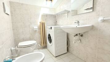 Ducha, bidé y toallas