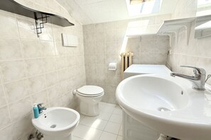 Dusche, Bidet, Handtücher