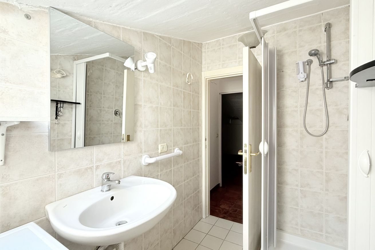 Shower, bidet, towels