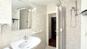 Shower, bidet, towels