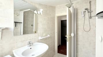 Shower, bidet, towels