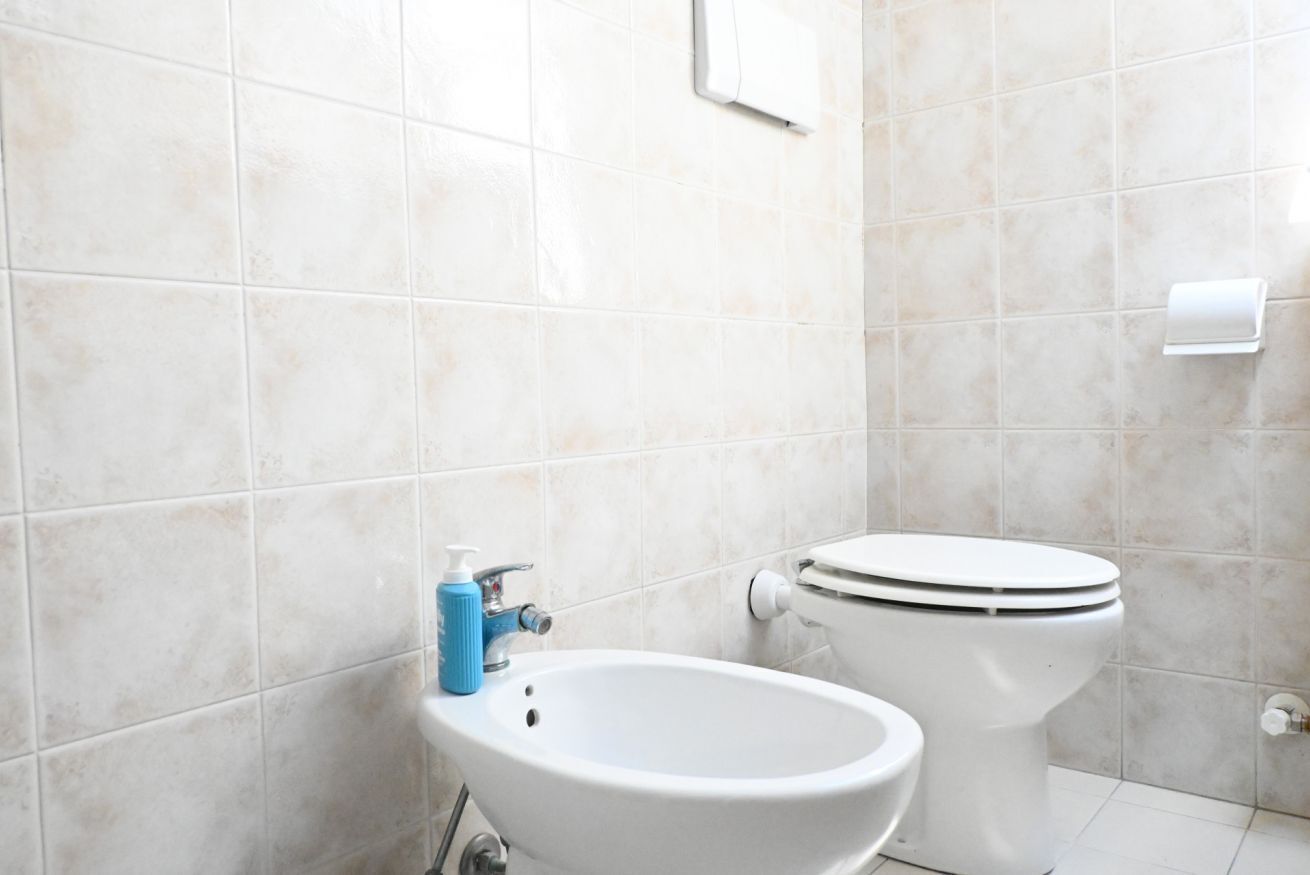 Shower, bidet, towels