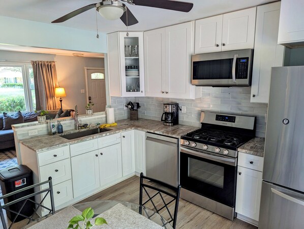 Refrigerador, microondas, horno, placa de cocina