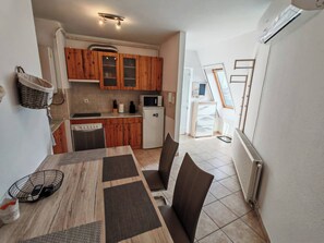 Réfrigérateur, four à micro-ondes, un four, surface de cuisson