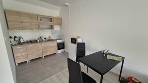 Coffee/tea maker, fridge, microwave, oven - WorkStay Apartment – Modern Comfort with Private Parking, Near City Amenities (Kecskemét)