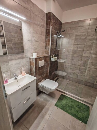 WorkStay Apartment – Modern Comfort with Private Parking, Near City Amenities