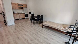 1 bedroom, Internet, bed sheets - WorkStay Apartment – Modern Comfort with Private Parking, Near City Amenities (Kecskemét)