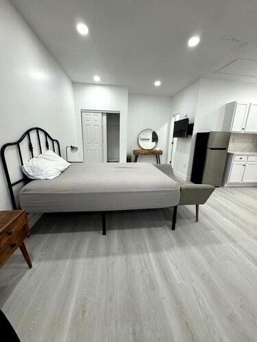 Clean, Modern, and Centrally Located Guesthouse in Port St. Lucie