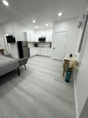 Clean, Modern, and Centrally Located Guesthouse in Port St. Lucie