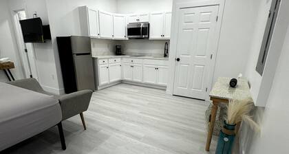 Clean, Modern, and Centrally Located Guesthouse in Port St. Lucie