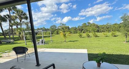 Private Tropical Guesthouse · Hot Tub + Patio in Port St. Lucie