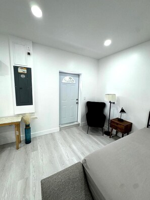 1 habitación, escritorio, tabla de planchar con plancha y wifi gratis 