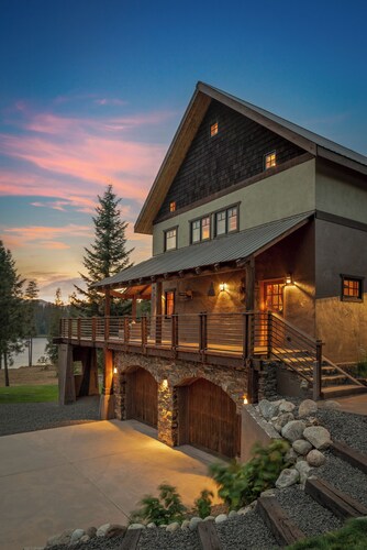 Exquisite and Enchanting Escape On Secluded Lake In Sagle! 4 bedrooms, WiFi