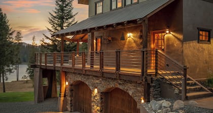 Exquisite and Enchanting Escape On Secluded Lake In Sagle! 4 bedrooms, WiFi