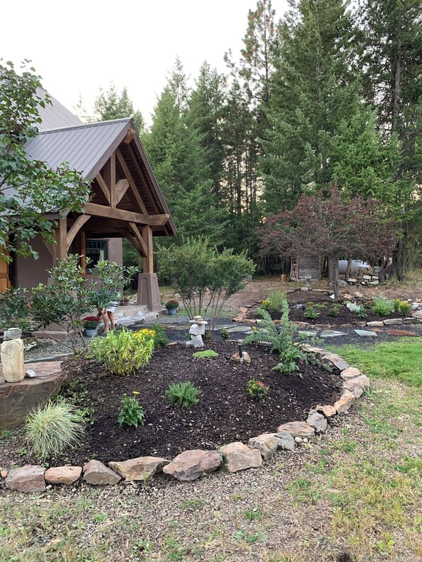 Property grounds - Exquisite and Enchanting Escape On Secluded Lake In Sagle! 4 bedrooms, WiFi (Sagle)