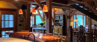 Exquisite and Enchanting Escape On Secluded Lake In Sagle! 4 bedrooms, WiFi