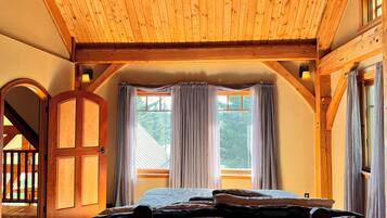 4 bedrooms, desk, iron/ironing board, free WiFi